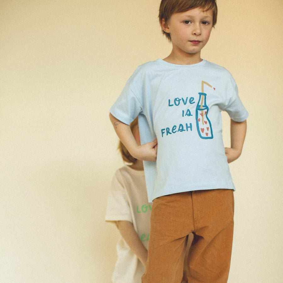 Tee shirt love is fresh | Bleu ciel-Apaches Collections-Super Châtaigne-T-shirts & Débardeurs : Product type