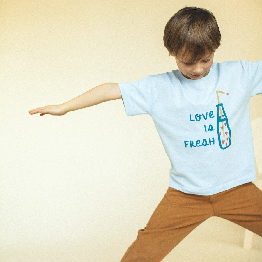 Tee shirt love is fresh | Bleu ciel-Apaches Collections-Super Châtaigne-T-shirts & Débardeurs : Product type